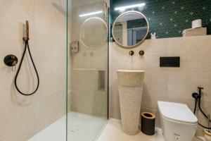A bathroom at Espectacular apartamento en Marina de sotogrande