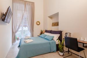 1 dormitorio con cama, escritorio y escritorio en Monteoliveto 33 en Nápoles