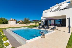 Bazén v ubytování Villa Eleonora, luxury villa in Višnjan, Žužići, near Poreč nebo v jeho okolí
