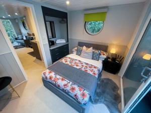 um quarto com uma cama num pequeno quarto em Lady Florence, Maidstone a Unique River Boat with Castle Views em Kent