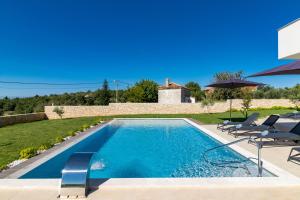 Bazén v ubytování Villa Eleonora, luxury villa in Višnjan, Žužići, near Poreč nebo v jeho okolí