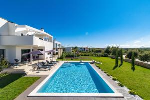 Bazén v ubytování Villa Eleonora, luxury villa in Višnjan, Žužići, near Poreč nebo v jeho okolí