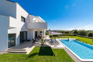 Bazén v ubytování Villa Eleonora, luxury villa in Višnjan, Žužići, near Poreč nebo v jeho okolí