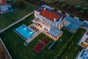 Bazén v ubytování Villa Eleonora, luxury villa in Višnjan, Žužići, near Poreč nebo v jeho okolí