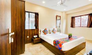 1 dormitorio con 1 cama grande en una habitación en FabHotel Carnival en Calcuta