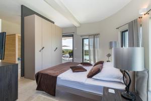 Postel nebo postele na pokoji v ubytování Villa Eleonora, luxury villa in Višnjan, Žužići, near Poreč