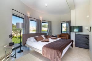 Postel nebo postele na pokoji v ubytování Villa Eleonora, luxury villa in Višnjan, Žužići, near Poreč + 37 fotografií