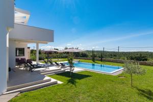 Bazén v ubytování Villa Eleonora, luxury villa in Višnjan, Žužići, near Poreč nebo v jeho okolí