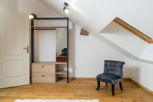 um quarto com um espelho, uma cadeira e um armário em Duplex de 80m2 dans un village de caractère ! em Saint-Marceau