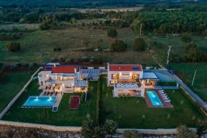 Bazén v ubytování Villa Eleonora, luxury villa in Višnjan, Žužići, near Poreč nebo v jeho okolí