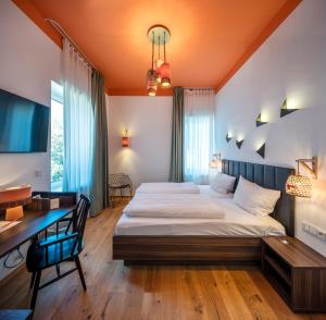 Tempat tidur dalam kamar di acor Boutique Hotel