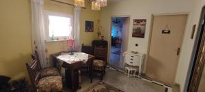 a room with a table and a dining room at Weltoffenes privates Gästezimmer bei LGBTQ freundlichen Gastgeber der mit in der Wohnung lebt in Berlin