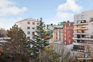 una ciudad con edificios altos y un pino en Cozy apartment - 1BR-4P - next to Paris, en Levallois-Perret