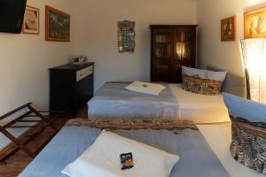 1 Schlafzimmer mit 2 Betten und einer Kommode in der Unterkunft Blanks Safari Lodge in Klein Schwaß