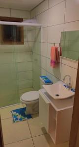 ein Bad mit einem WC und einem Waschbecken in der Unterkunft Flat Deluxe2 Gramado in Gramado