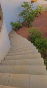 eine Steintreppe, die zu einem Gebäude führt in der Unterkunft Flat Deluxe2 Gramado in Gramado