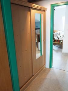 a sliding door with a mirror in a room at Landblick in Nahrendorf