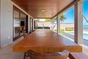 TV a/nebo společenská místnost v ubytování Mansão Varandas - Luxo à Beira Mar por Carpediem