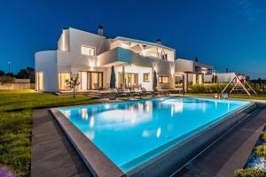 Bazén v ubytování Villa Eleonora, luxury villa in Višnjan, Žužići, near Poreč nebo v jeho okolí