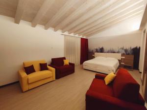 sypialnia z łóżkiem i 2 krzesłami w obiekcie Hotel Luna w mieście Vigonovo +37 zdjęć