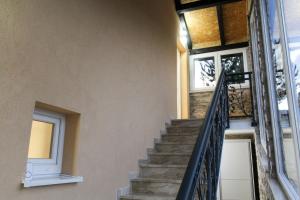 een trap in een huis met een raam bij Villa Noa in Kupres