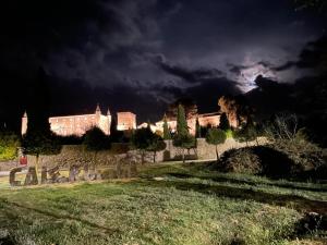 a house is lit up at night with a dark sky w obiekcie La Casa Del Venancio w mieście Caleruega