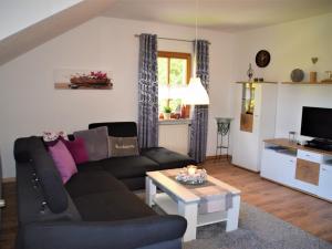 ein Wohnzimmer mit einem Sofa und einem Couchtisch in der Unterkunft Ferienwohnungen Geiger in Bodenmais