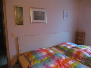1 Schlafzimmer mit 2 nebeneinander liegenden Einzelbetten in der Unterkunft Ferienwohnung Troglauer in Letzau