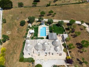 einem Luftblick auf ein Gebäude mit einem Pool in der Unterkunft Trulli Gianpaolo - Luxury Villa in Ostuni