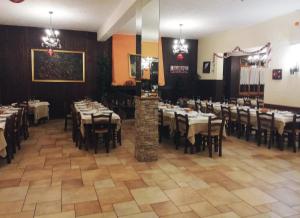 uma sala de jantar com mesas e cadeiras num restaurante em Hotel Le Polle em Riolunato