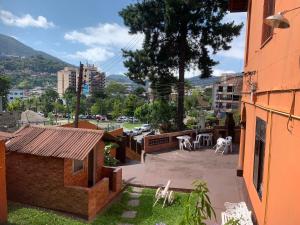 un edificio con un patio con animales. en Pousada e Restaurante Tio Paulo, en Teresópolis