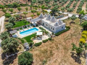 eine Luftansicht eines Anwesens mit Pool in der Unterkunft Trulli Gianpaolo - Luxury Villa in Ostuni