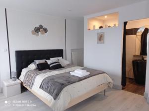 Letto o letti in una camera di La Douce Parenthèse B&B entre bois et champs-Accueil motards