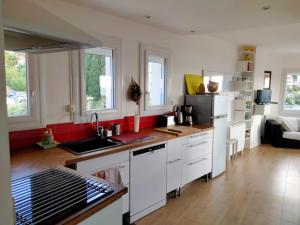 Кухня или кухненски бокс в Superbe Appartement avec terrasse vue mer
