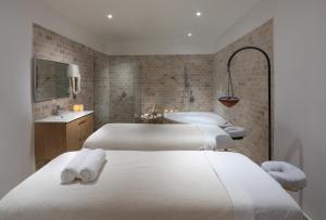 Postel nebo postele na pokoji v ubytování Gai Beach Hotel