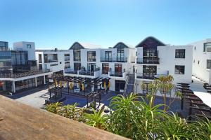 Cape Town的住宿－A Modern unit, self checkin, restaurants and shops below，享有树木和建筑的正面景色