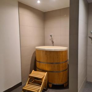 Apartament Czarna Góra BORMIO 2 في سيينا: حمام مع حوض خشبي ومغسلة