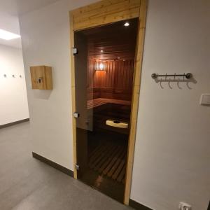 Apartament Czarna Góra BORMIO 2 في سيينا: حمام مع مرحاض داخل الغرفة