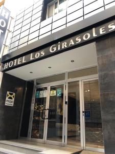 un cartello hotel los gatos sulla parte anteriore di un edificio di Hotel Los Girasoles a Granada