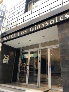 un panneau los gatos à l'avant d'un bâtiment dans l'établissement Hotel Los Girasoles, à Grenade