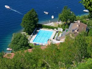 una vista aérea de una piscina junto al agua en Hotel L'Approdo en Pettenasco