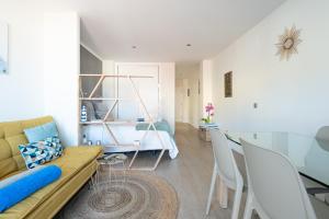 A seating area at CASITA SUNWAVES- EL 19 DE PADRE CUETO, LAS CANTERAS