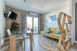 A television and/or entertainment centre at CASITA SUNWAVES- EL 19 DE PADRE CUETO, LAS CANTERAS