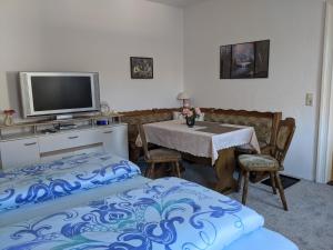 1 dormitorio con 2 camas y mesa con TV en Ferienwohnung in der Altstadt von Coswig Anhalt Gästezimmer, en Coswig