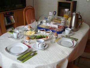 a table with plates and a tray of food at Ferienwohnung in der Altstadt von Coswig Anhalt Gästezimmer in Coswig