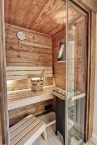 ブラウンラーゲにあるHOME Suites Deluxe mit Saunaの木造キャビン内のサウナ(ベンチ付)