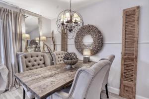 comedor con mesa de madera y sillas en HOME Suites Deluxe mit Sauna en Braunlage