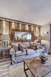 sala de estar con sofá y espejo en HOME Suites Deluxe mit Sauna en Braunlage