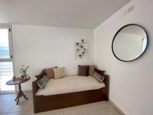 um quarto com uma cama com um espelho e uma mesa em Alquilo hermoso Departamento cerca de Chacras em Luján de Cuyo