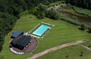 uma vista superior de uma piscina num campo relvado em Optima Collection Aquadar em Manʼkivka